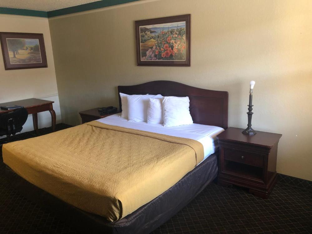 1 King Bed Non-Smoking interior